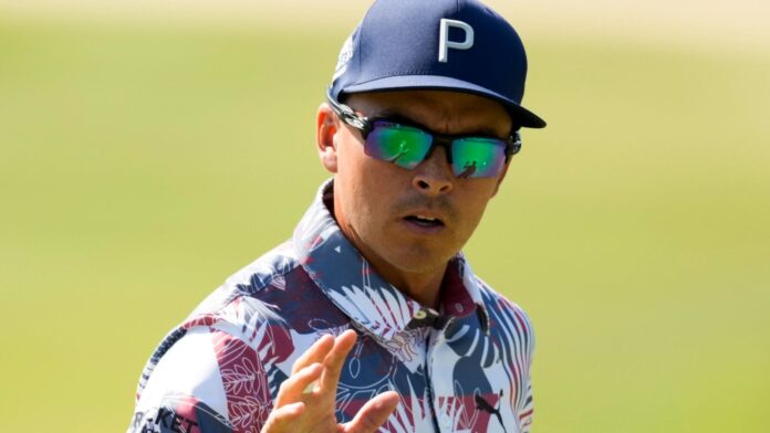 US Open: Rickie Fowler one ahead after a rocky second round as Rory McIlroy makes a late charge for birdie


