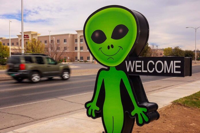 HY0AKX Little green alien and welcome sign welcomes visitors to a business in Roswell, New Mexico